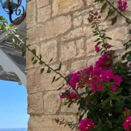 Tolos & Lina - Loggos Inn