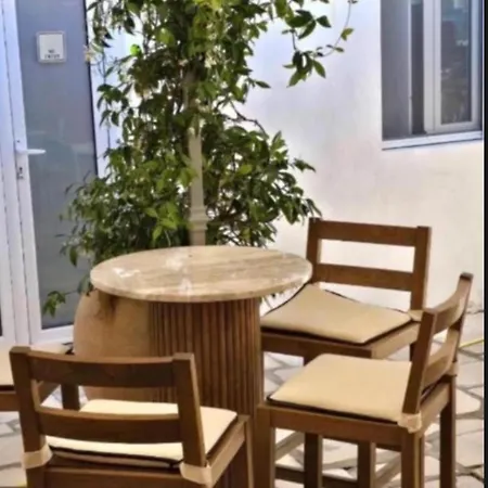 Tolos & Lina - Loggos Inn *